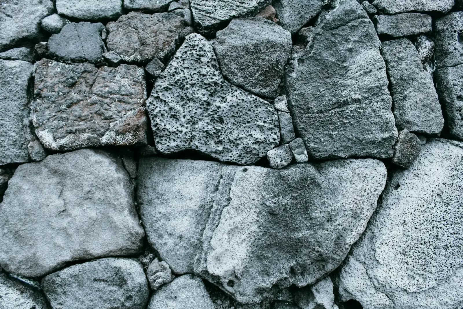 Tight natural rock-wall masonry texture and joint work by MCG Top Masonry